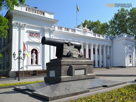 С памятника в Одессе убрали табличку, прославляющую русское оружие