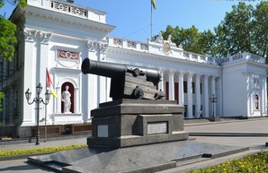 С памятника в Одессе убрали табличку, прославляющую русское оружие